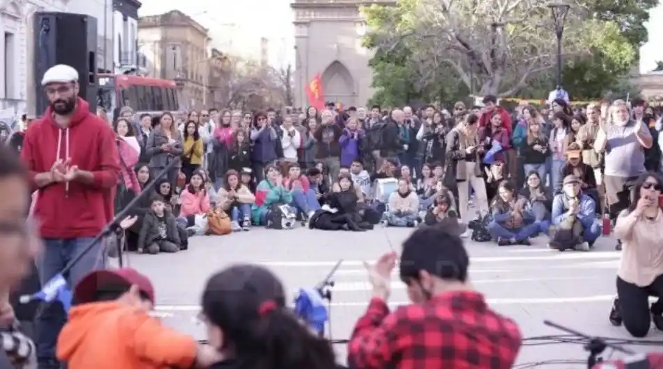 Marcharon en Paraná en defensa de la educación pública