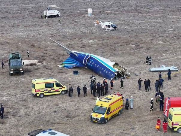 Un avión se estrelló en Kazajistán y murieron, al menos, 39 personas: la tragedia quedó grabada en video