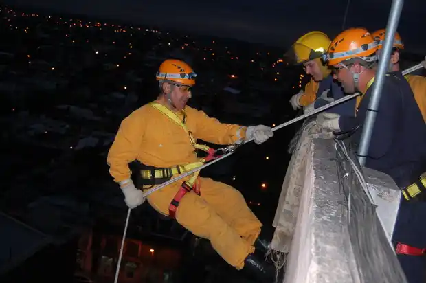 La Brigada de Rescate en Altura volvió a sus prácticas en edificios
