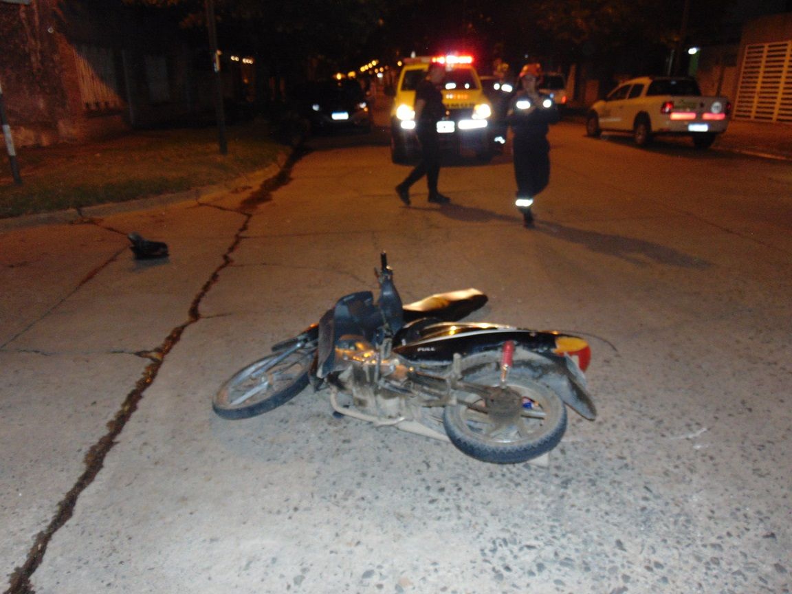La conductora de la moto, una mujer de 46 años, sufrió lesiones menores.