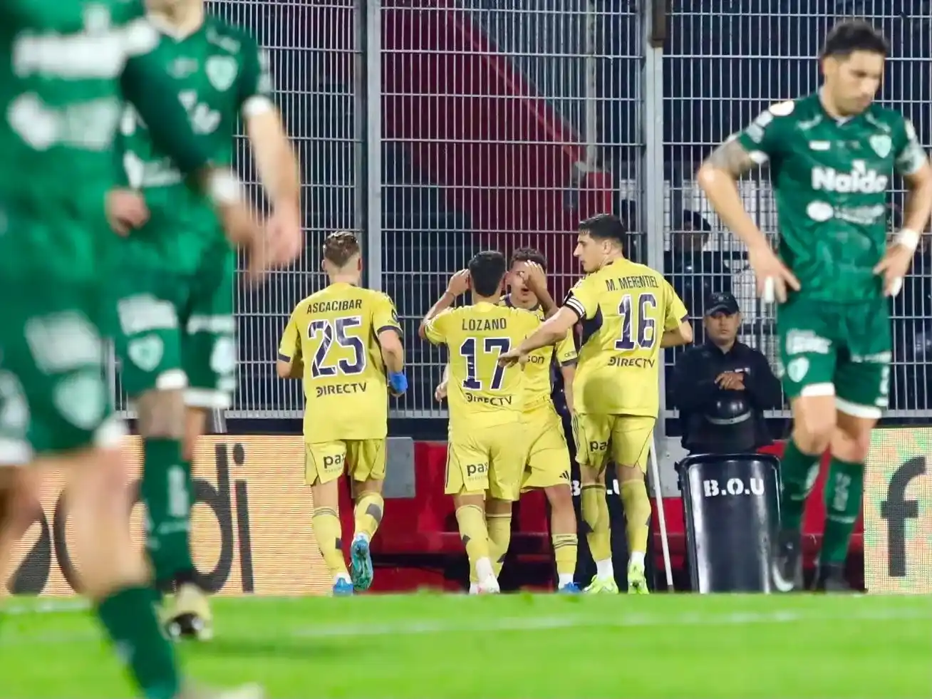 Con un golazo de Velasco y el bautismo de Flores, el Boca de Arruabarrena arrancó con el pie derecho