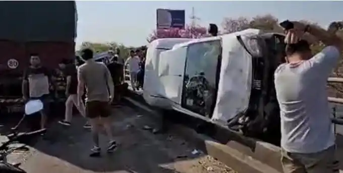 El impactante accidente fue filmado por una cámara de seguridad del puente.