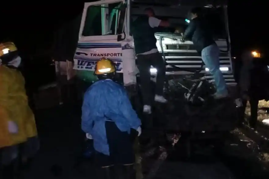Impactante choque entre dos camiones: un conductor fue trasladado al Centenario