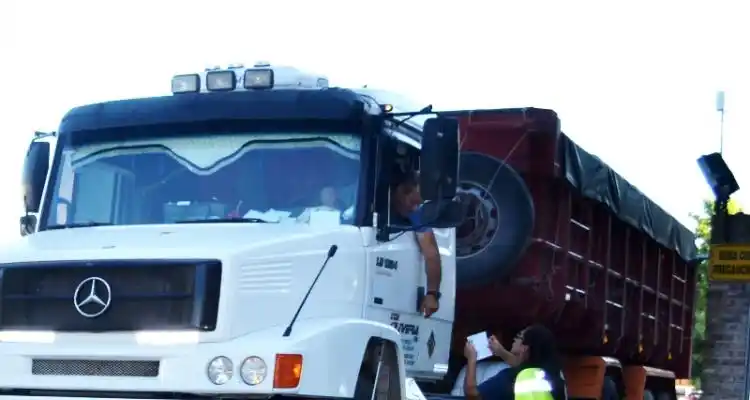 [Video] Camionero discutió con Burgos por el canon de $ 200 por pasar por la balanza