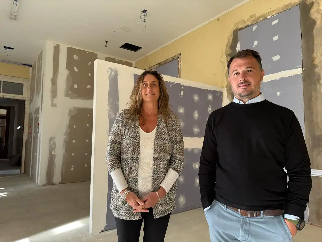 Cecilia Martens y Guillermo Pizzorno, en el lugar donde funcionará la Sala de Internación Ambulatoria.