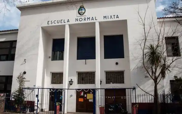 Lomas de Zamora: Reclamo de padres y alumnos por las condiciones de la ENAM de Banfield