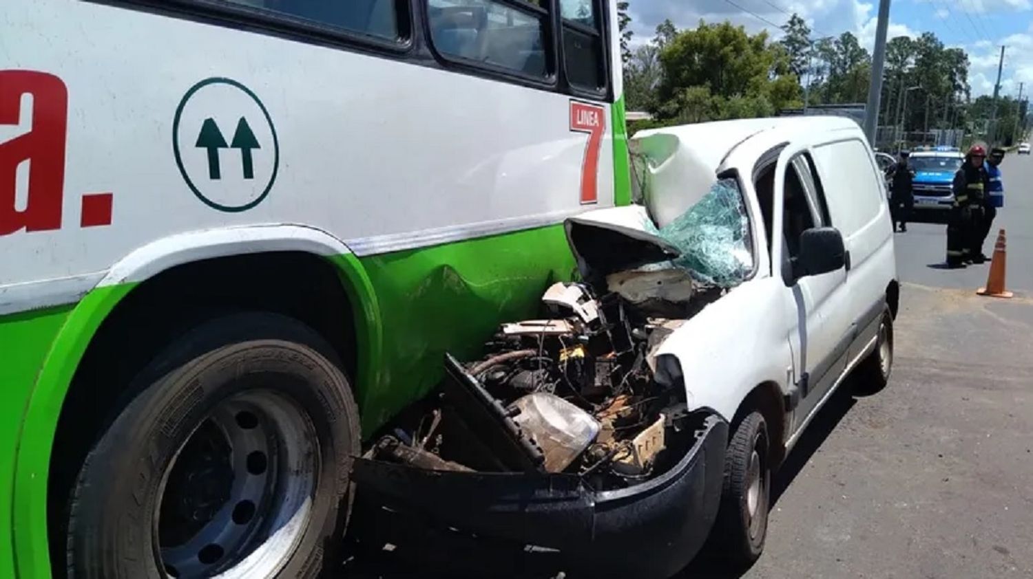 Impactante choque en una ciudad entrerriana: un auto se incrustó en un colectivo