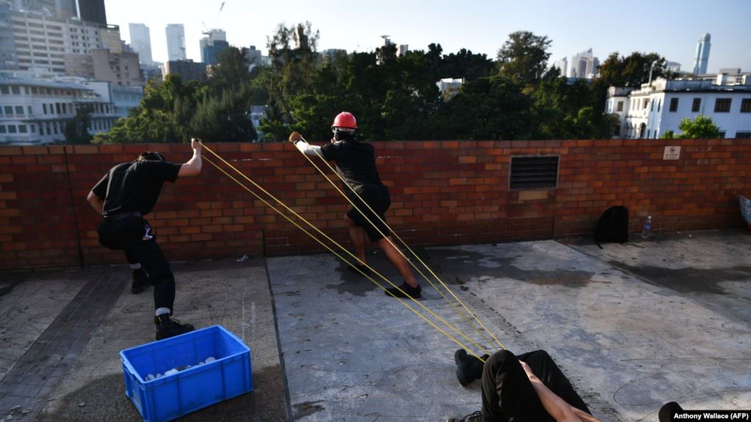 Jóvenes chinos usan flechas y catapultas contra policías en Hong Kong