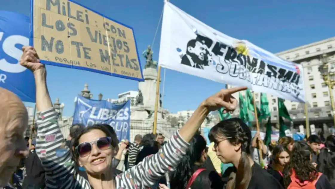 Incidentes entre la policía y manifestantes en la marcha contra el veto a la reforma jubilatoria