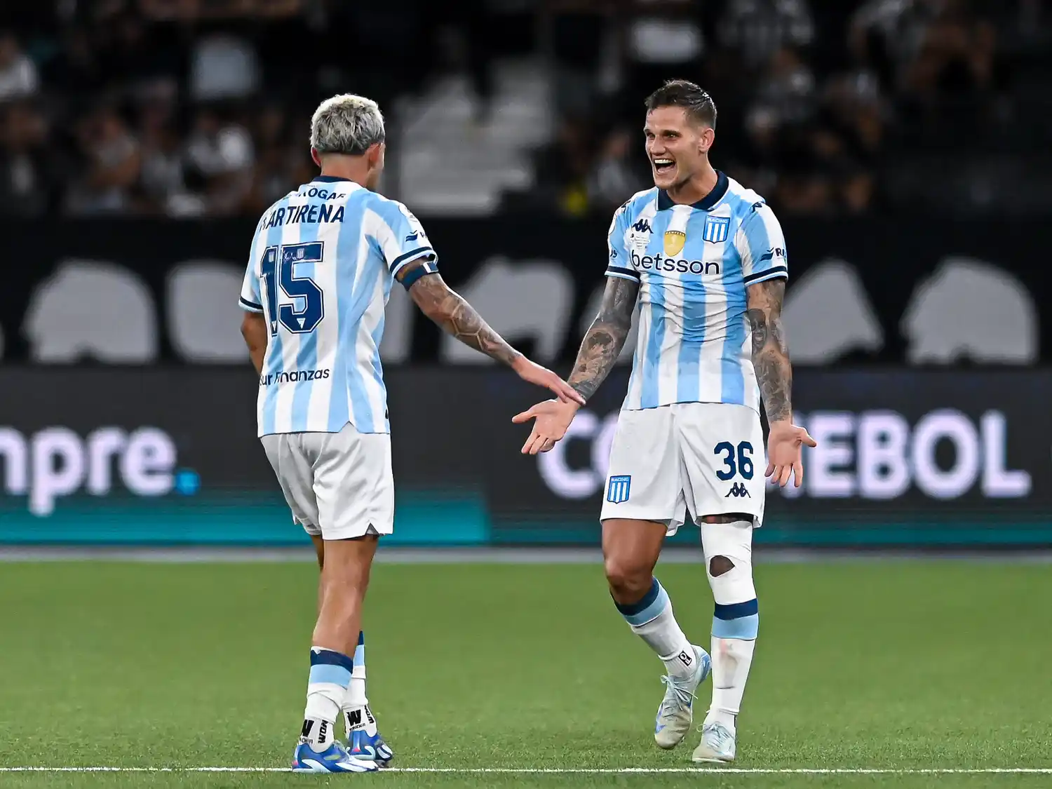 Martirena y Zuculini, a punto de fundirse en un abrazo.