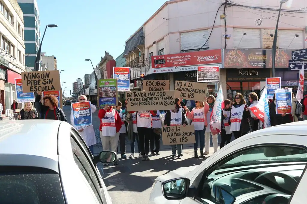 Docentes de Tandil volvieron a visibilizar sus  reclamos con una radio abierta
