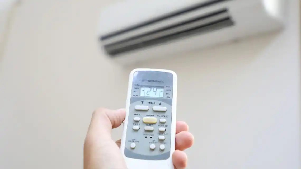 Ajustar el aire acondicionado en 24 grados para no generar gastos extras.