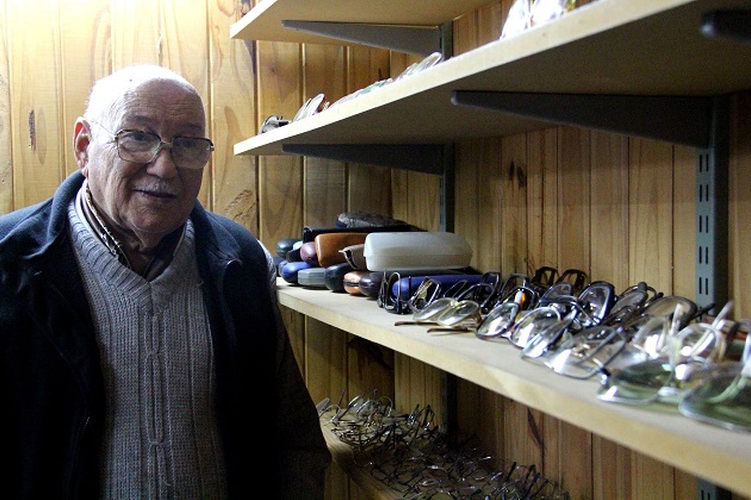 Jubilados sostienen un banco de anteojos para los más necesitados