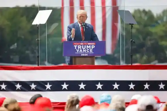 Refuerzos en la protección: Trump tuvo su primer mitin desde el atentado tras un cristal antibalas