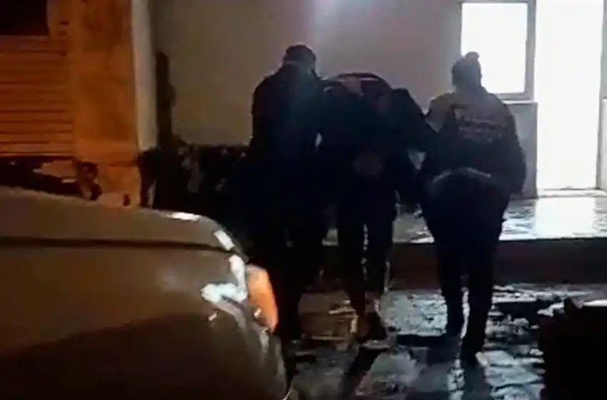 Motociclista circulaba en contra mano y con licencia trucha