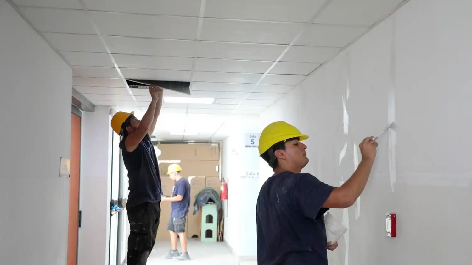 Se realizan tareas de pintura y arreglos en los establecimientos educativos de Pilar.