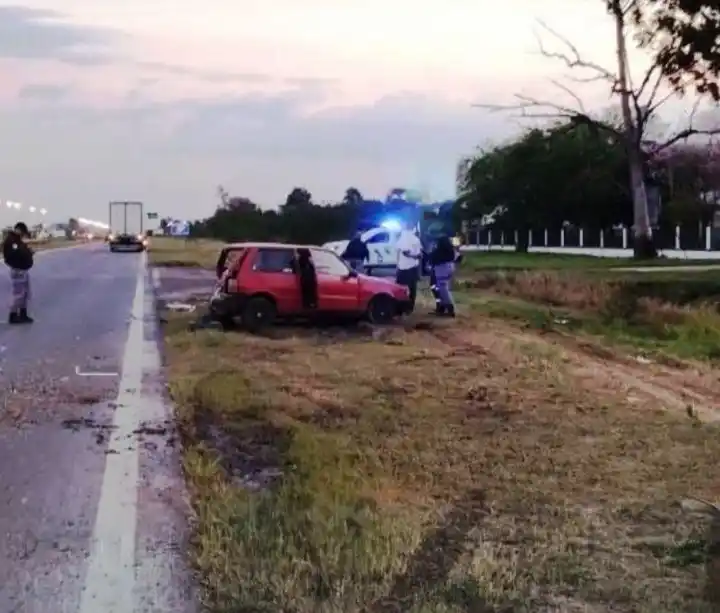 Fuerte choque entre un camión y automóvil sobre la Ruta 11