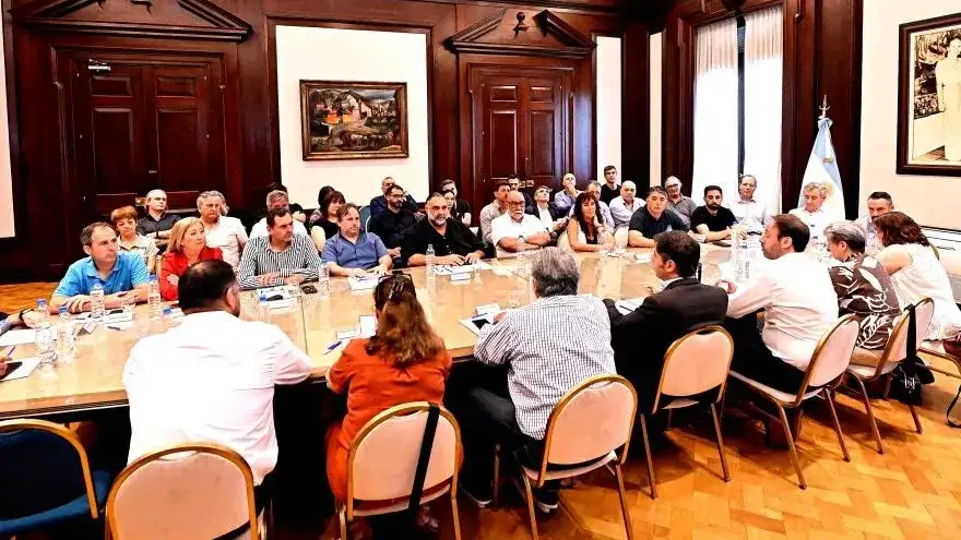 El Ejecutivo provincial asumió el compromiso de reabrir las negociaciones salariales en diciembre de 2026, con el objetivo de evaluar la evolución de los ingresos frente al contexto económico.