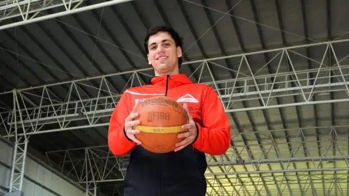 Bautista Besmalinovich, el base de Alumni que logró dos ascensos seguidos al Federal de básquet, el previo fue con Huracán en la temporada 2024