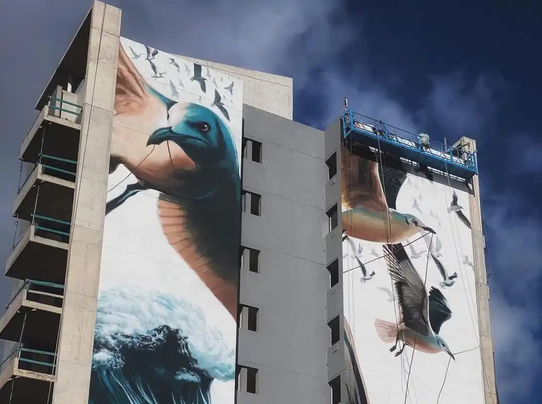 El mural llevó 28 días de realización y se usaron alrededor de 300 litros de pintura.