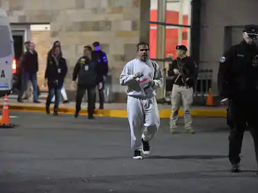 Un avión especial trajo de regreso a los 10 argentinos deportados de EE. UU.