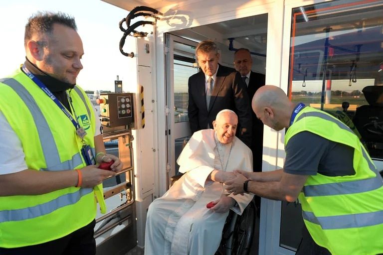En silla de ruedas: así se mostro el papa Francisco en su arribó a Kazajistán