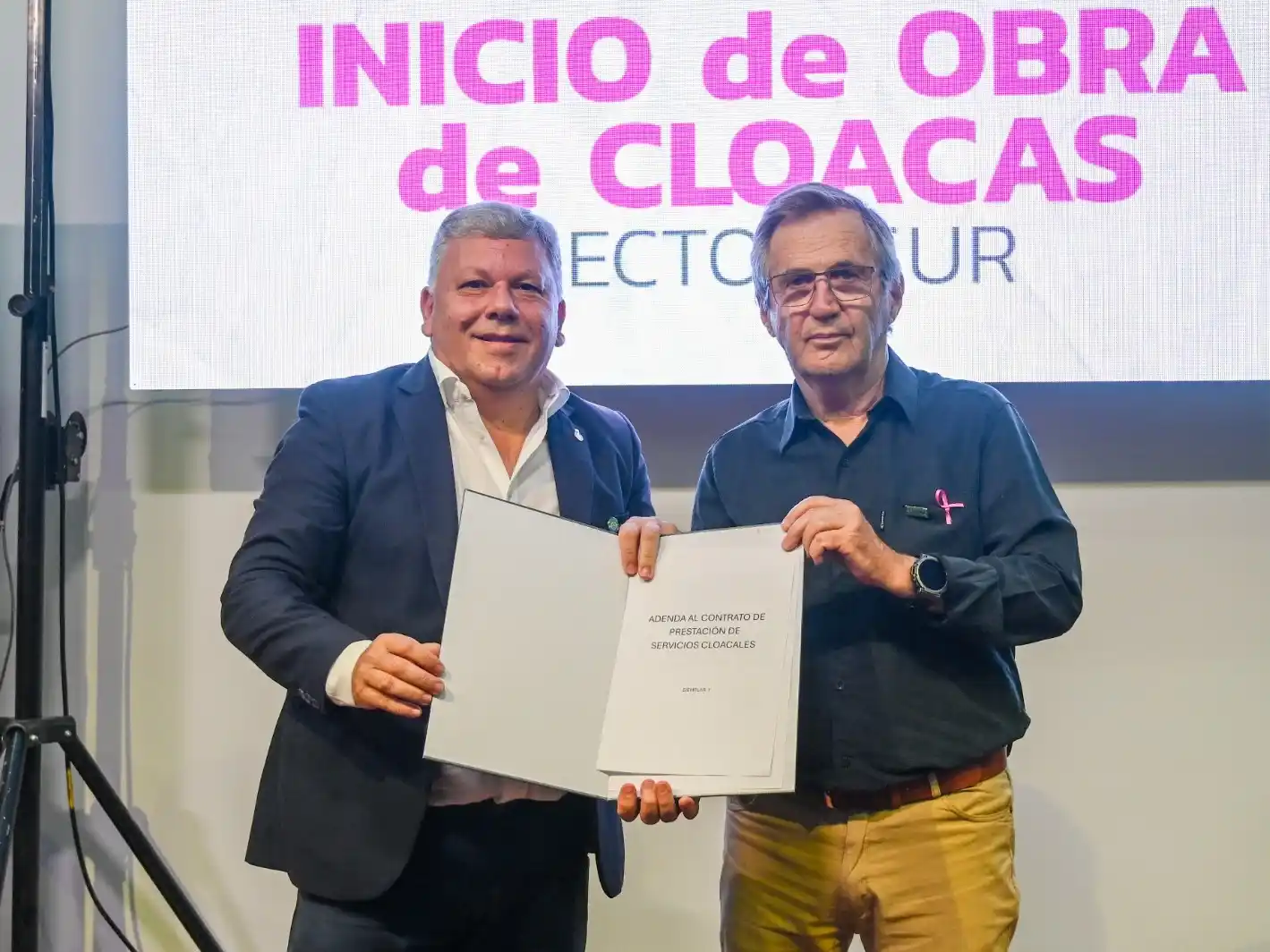 Gustavo Benedetti y Miguel Fontana sellan el acuerdo para la obra de cloacas del sector sur, concretando un proyecto anhelado por décadas.