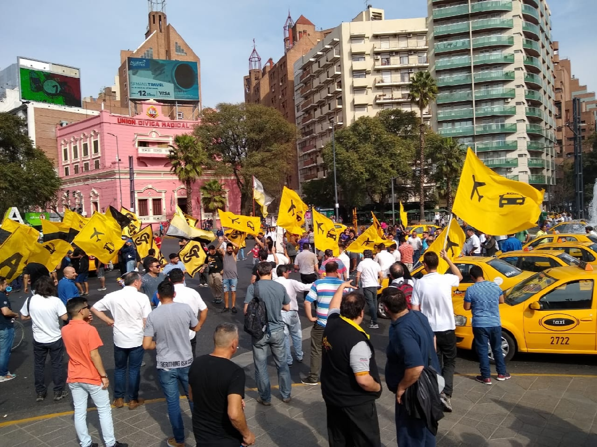 Uber en la ciudad: Taxistas y remiseros organizan un paro total