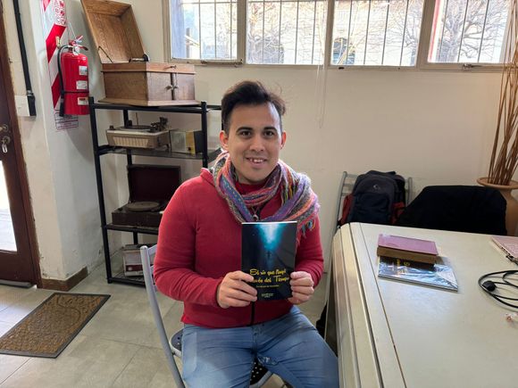 Imanol Fernández le regaló a La Opinión un ejemplar de su nuevo libro "El río que fluyó a través del tiempo"