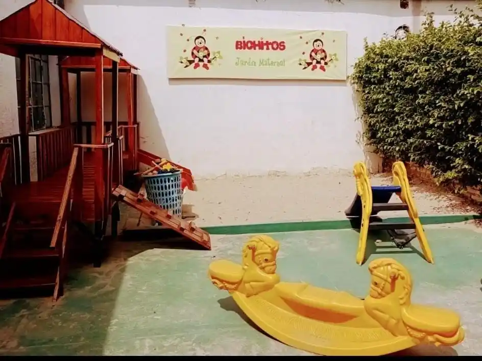 Entre sus propuestas, el jardín maternal ofrece una plaza blanda.