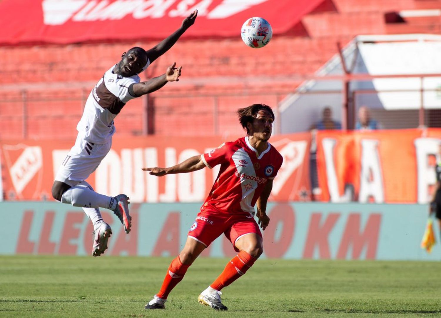 Platense volvió con una victoria a Primera División