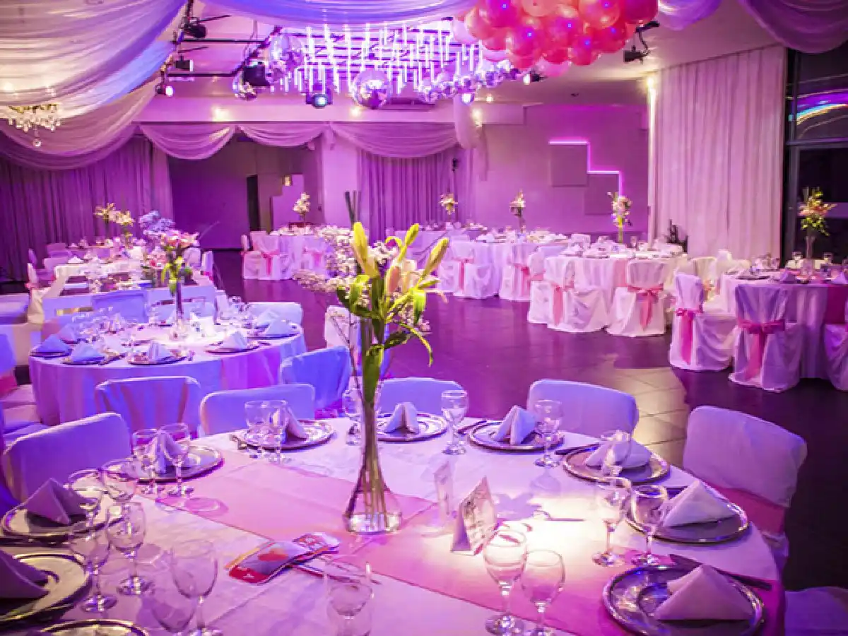 En medio de la crisis, las fiestas tienen menos invitados y menús más baratos