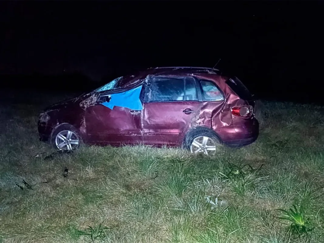 Un auto dio varios tumbos en la ruta 14: dos adultos y un niño fueron hospitalizados en el Centenario