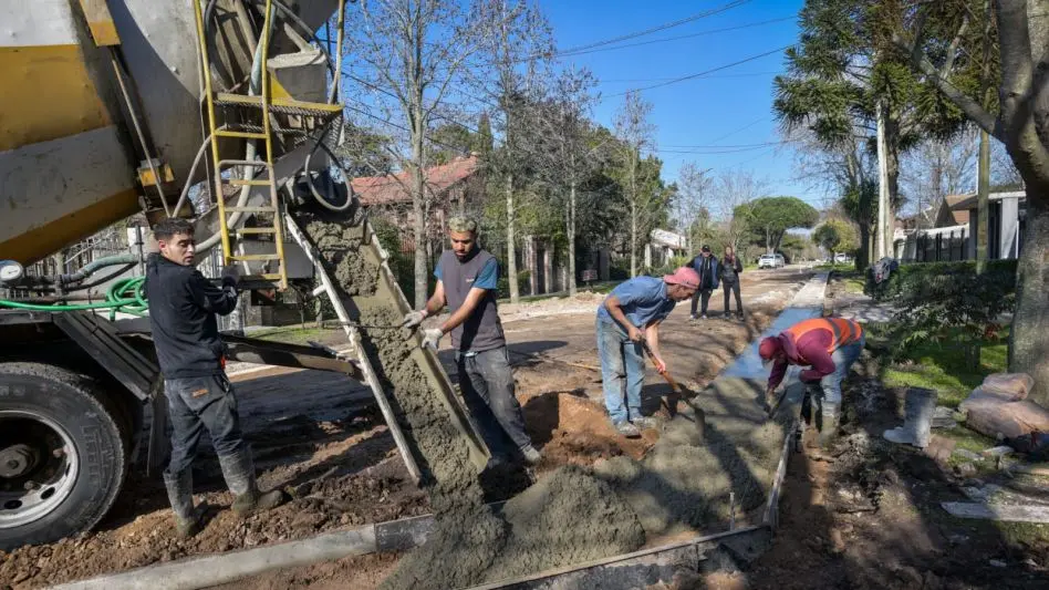La Municipalidad realiza obras de cordón cuneta y bacheo en el barrio Estrada