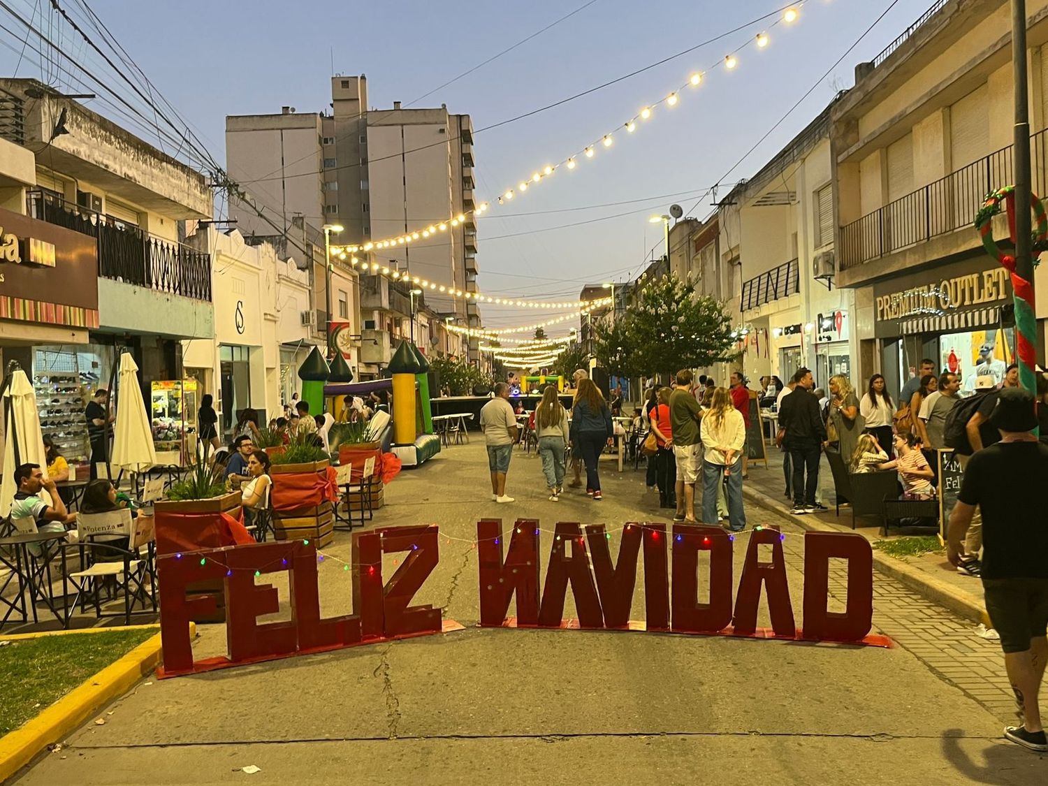 Los comercios entre Rivadavia e Iturraspe ofrecieron un atractivo festejo con promociones y propuestas variadas. Foto: MVT