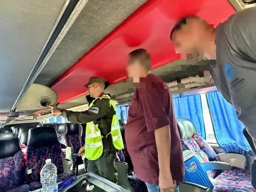 Operativo vial: hallan drogas en un micro de la hinchada de Independiente