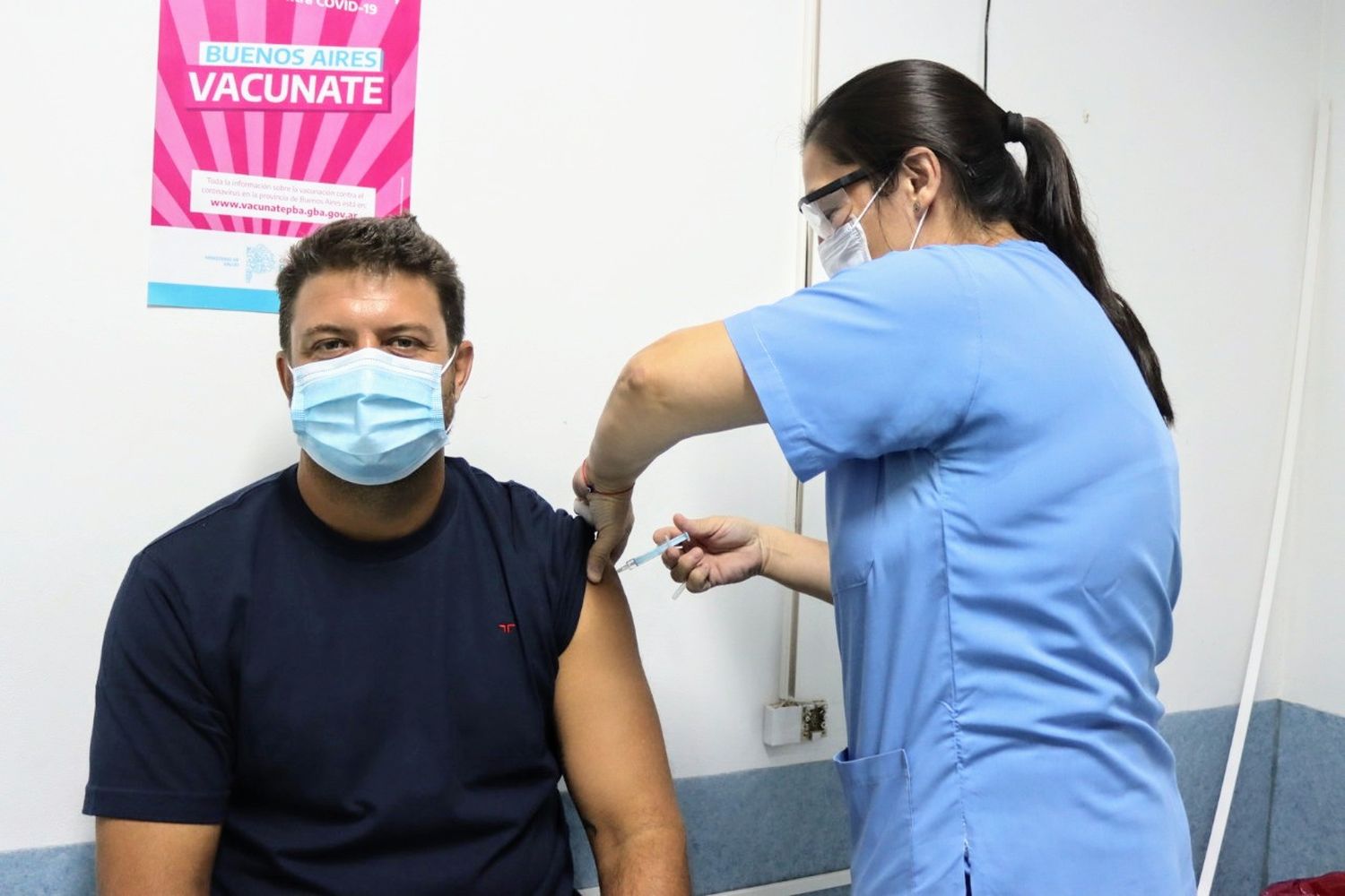 Vacunación Covid bonaerense: Más intendentes se aplican la dosis y otros van por la segunda