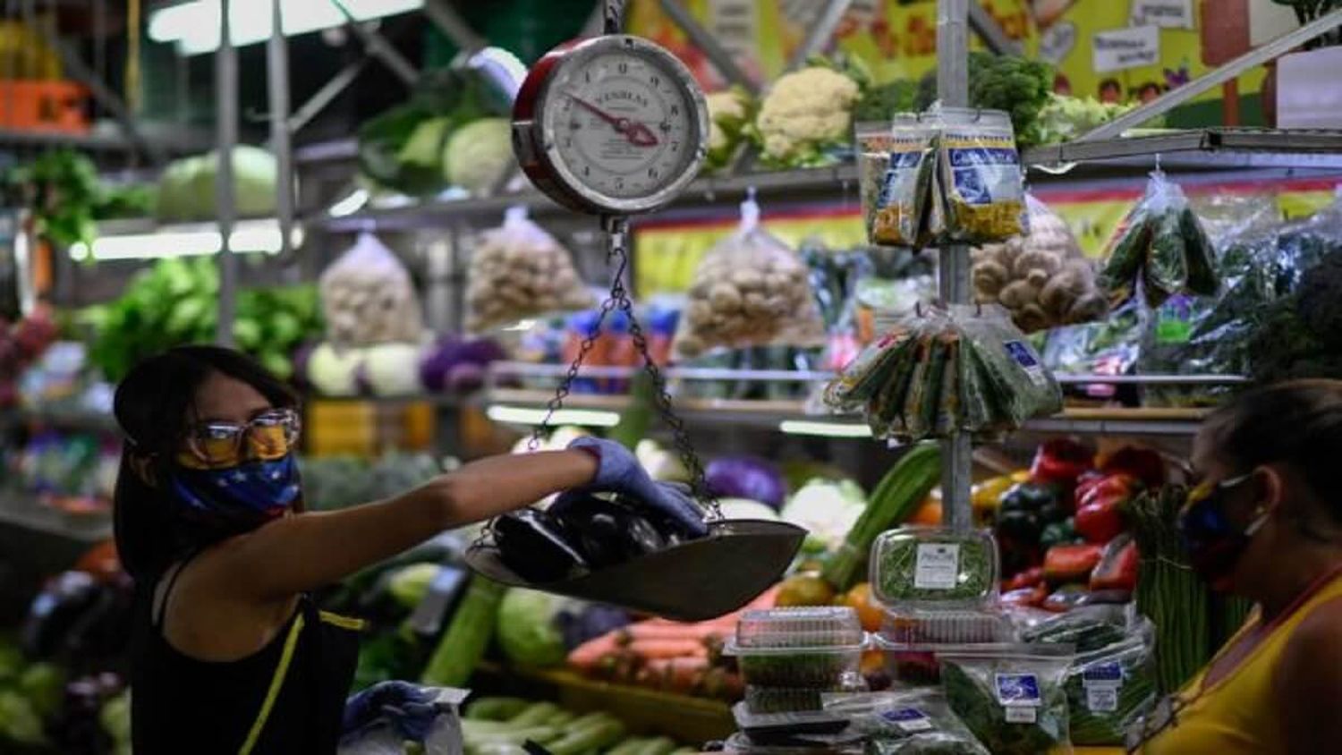 SOLO PARA COMER LO BÁSICO se gastan casi 400 dólares y Maduro dice que vamos bien