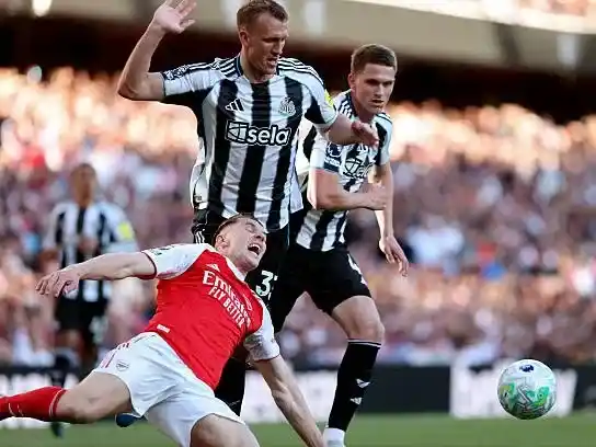 Arsenal le ganó a Newcastle y sigue líder