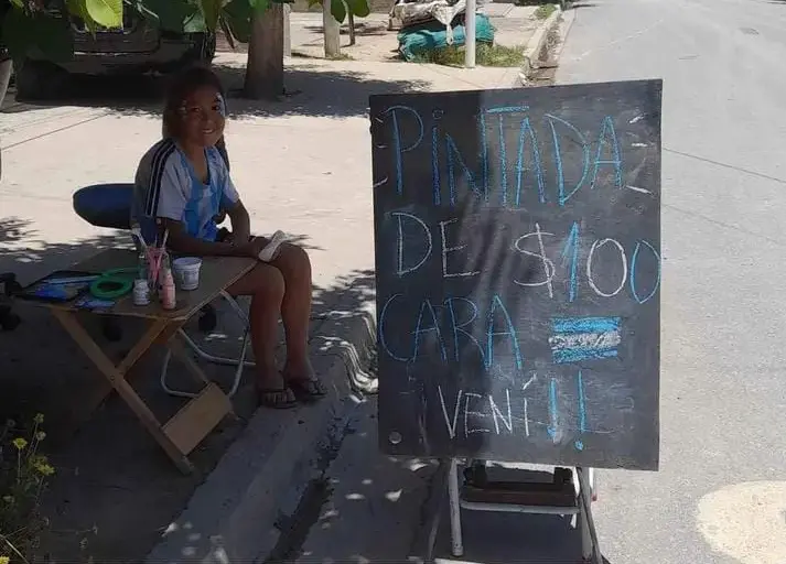 Mundial de Qatar: “pintada de cara”, el emprendimiento de Benjamín