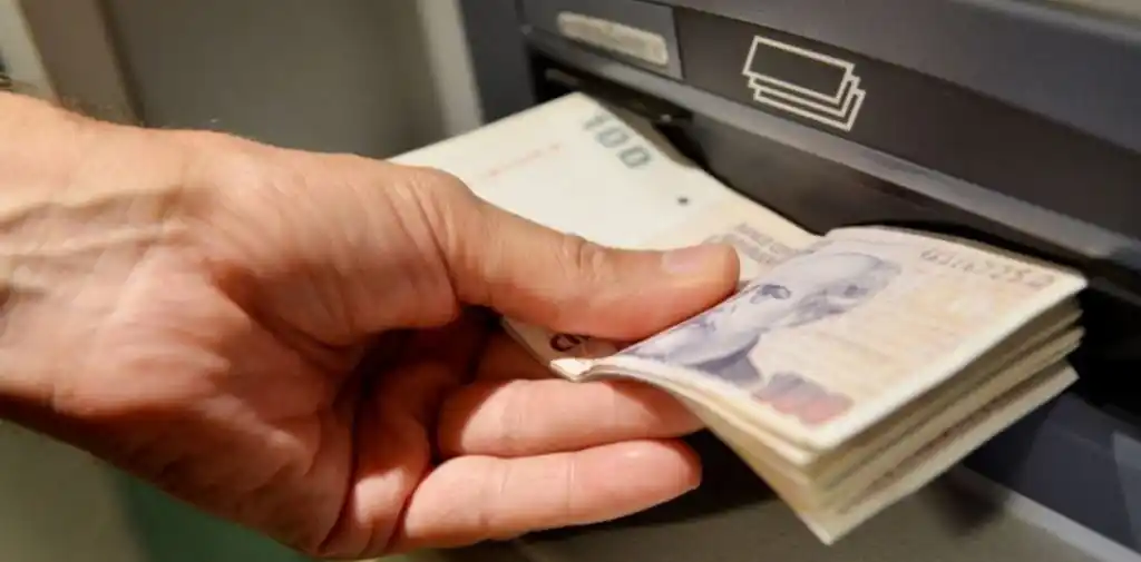 Suben las comisiones que cobran los bancos para extraer dinero de un cajero automático