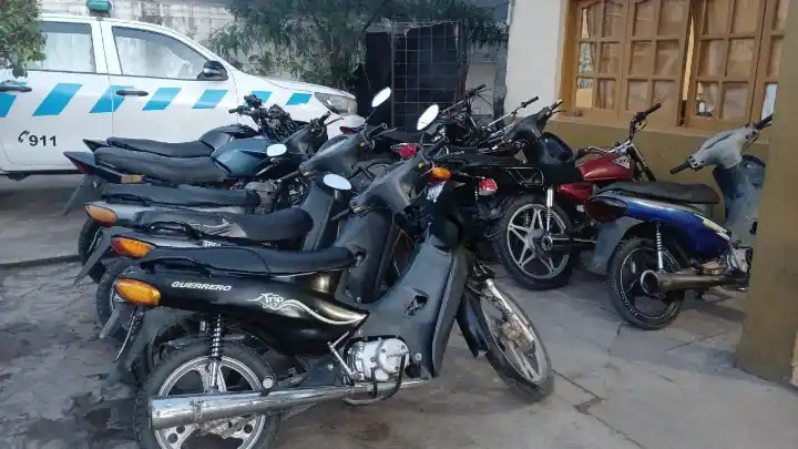 Realizaban maniobras peligrosas en la vía pública y le secuestraron las motocicletas