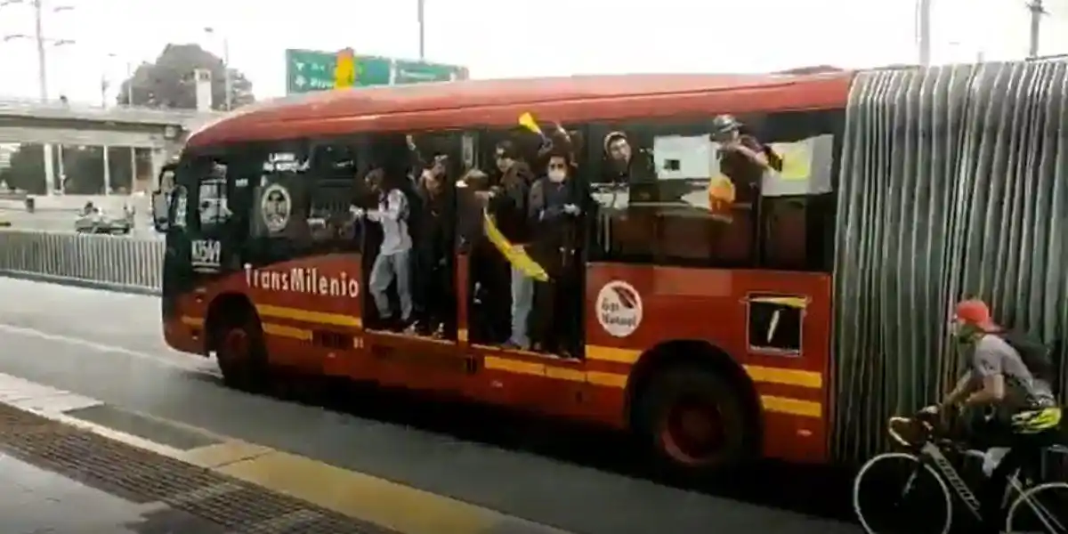 ¡LO QUE FALTABA! Vándalos se roban bus y pasean en él por las calles de Bogotá