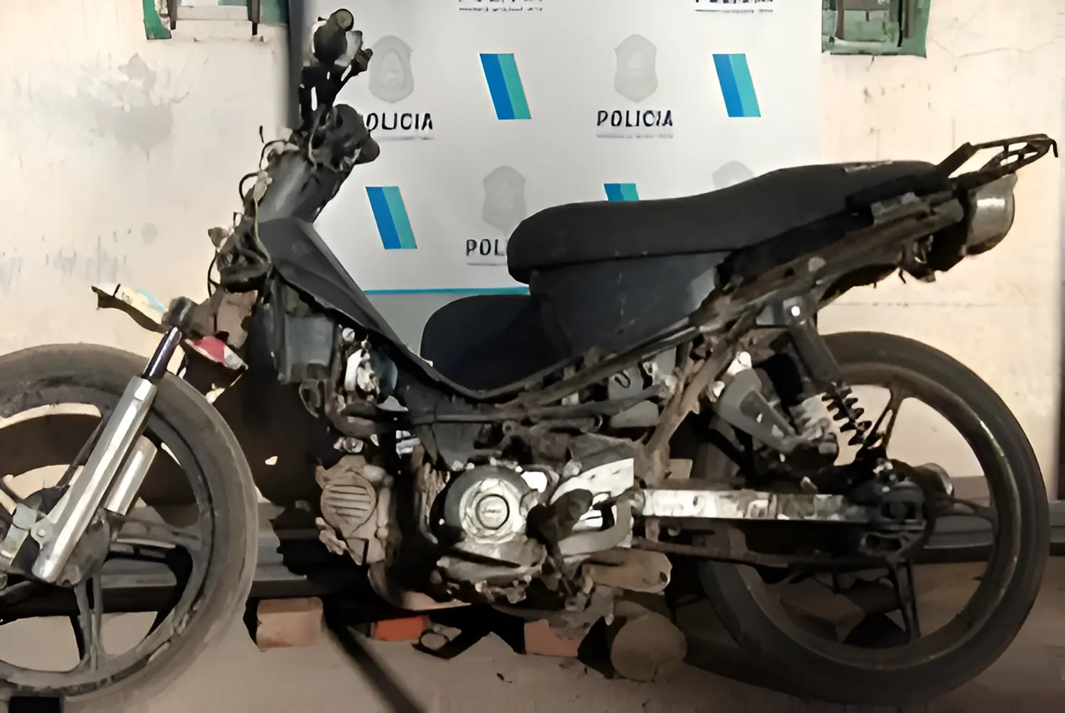 Así estaba la moto recuperada en Río Tala.