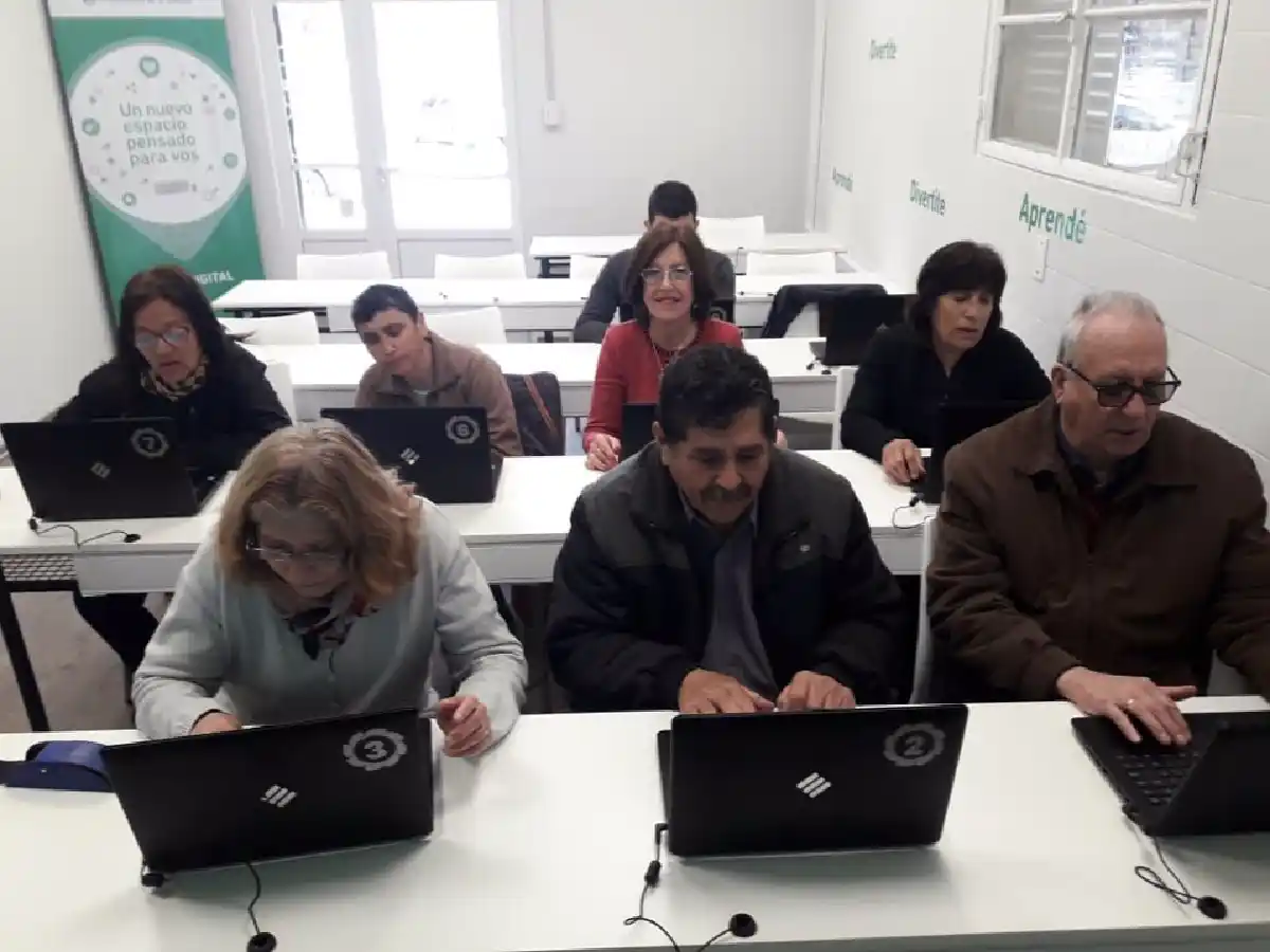 Arroyito: adultos mayores visitaron el Punto Digital  
