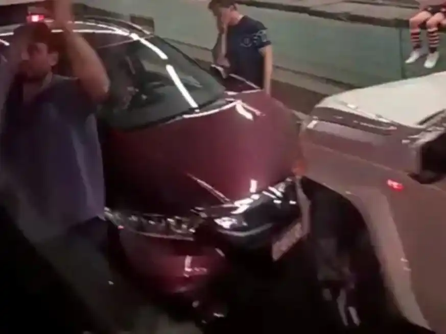 La conductora del automóvil perdió el control e impactó contra la camioneta.