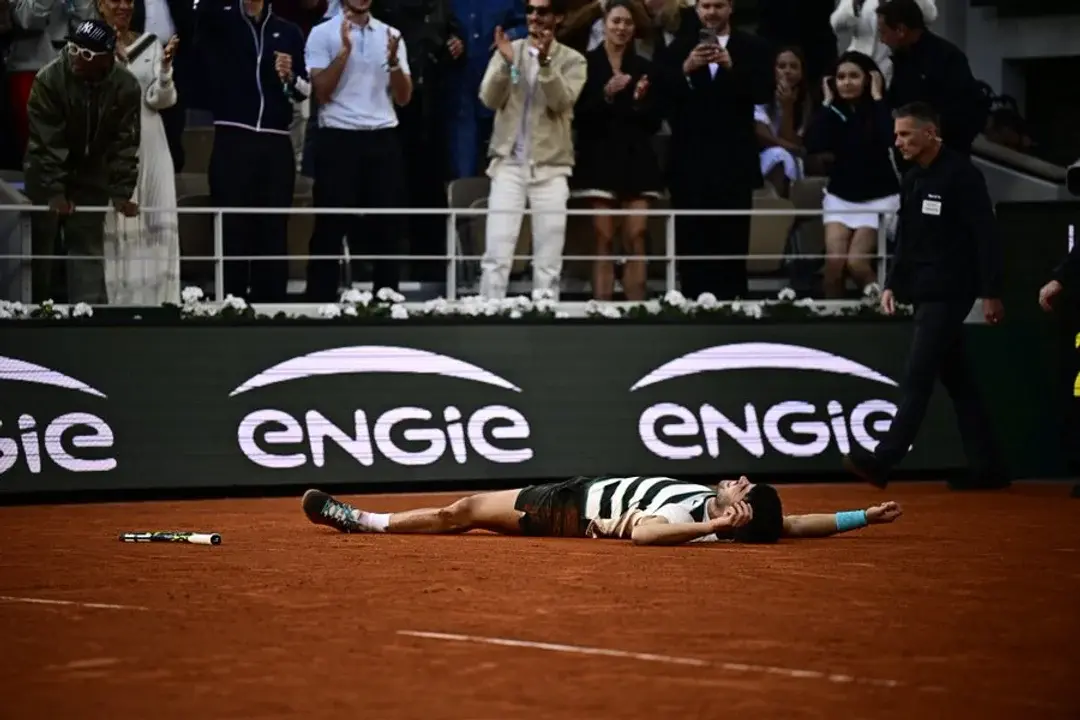 Final inolvidable en Roland Garros 2025: Carlos Alcaraz le ganó a Jannik Sinner y es el campeón
