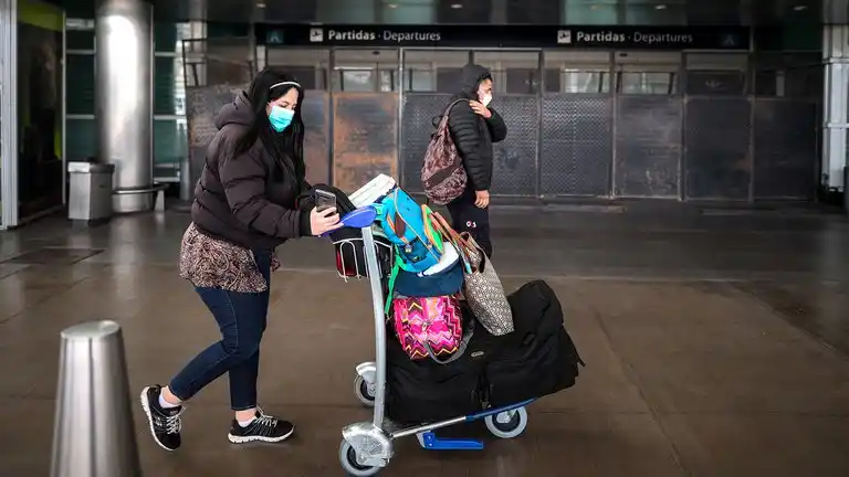 Amplían gradualmente el cupo de argentinos y residentes que podrán ingresar al país