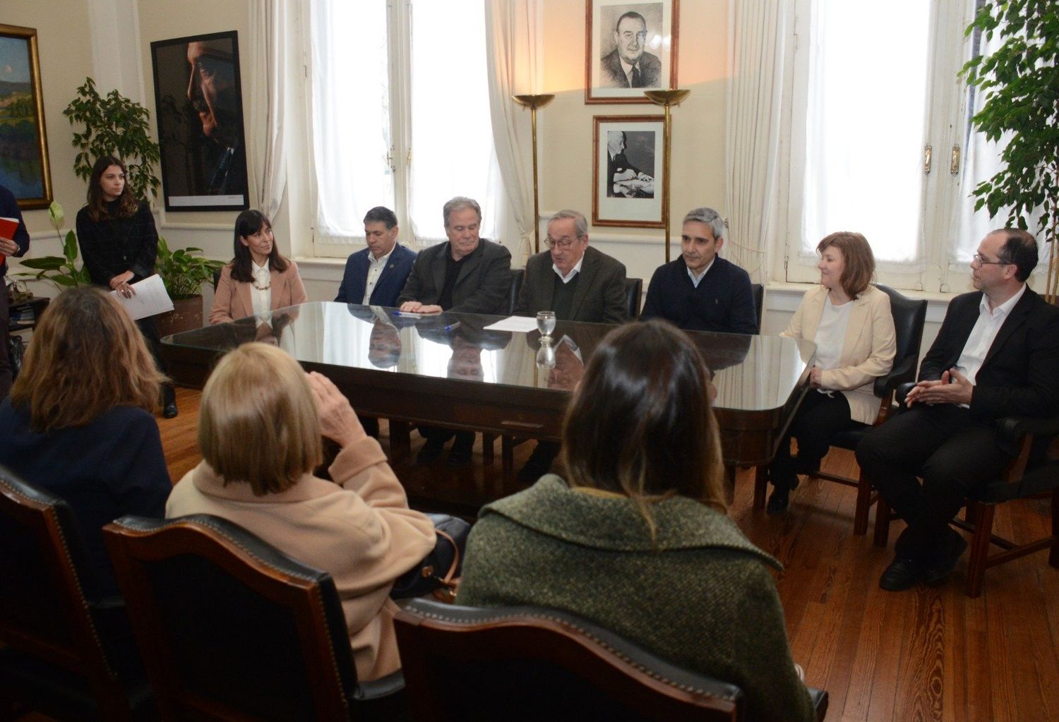 Mercedes Guazzelli, Marín Echevarría, el jefe de Gabinete Julio Elichiribehety, el intendente Miguel Lunghi, Alejo Alguacil, Micaela Saconi y Carlos Alberto Rojo, en el acto de designación.