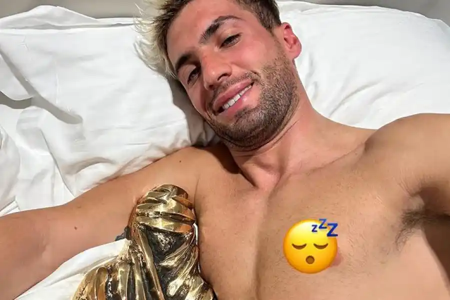 El despertar de los campeones: a lo Messi, Kevin Benavides posó desde la cama con su premio